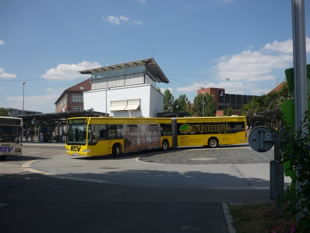 Ein Citaro-Gelenkbus vom RSV fhrt zum ZOB in Reutlingen. Am 19.07.2010