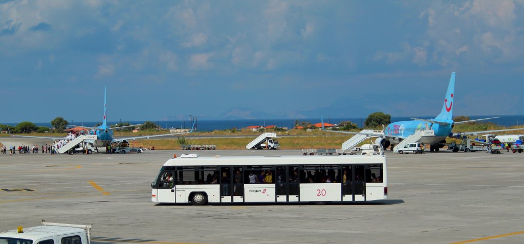 Ein Cobus 3000 am 08.10.2011 auf dem Vorfeld auf dem Flughafen Rhodos (Gr). Im Hintergrund zwei Maschinen von Tuifly.