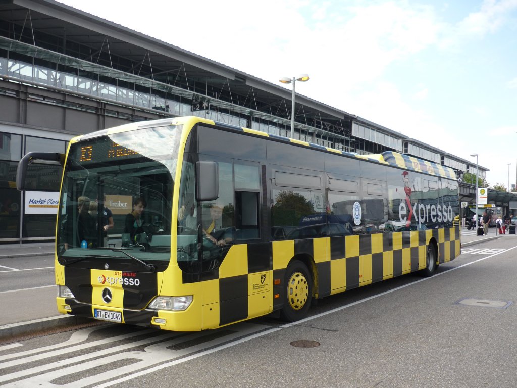 Ein DB-Citaro aus Reutlingen mit Expresso-Beschriftung macht Pause am Flughafen, Stuttgart und fhrt als Schnellbus weiter nach Reutlingen.