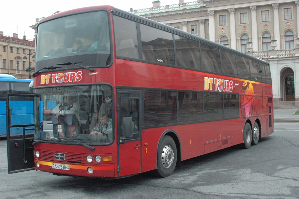 Ein Doppeldecker Dreiachser VANHOOL Reisebus gesehen in St. Petersburg am 18.09.2010.