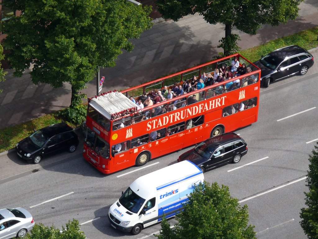 Ein Doppelstockbus der Stadtrundfahrt Hamburg vom Turm der St. Michaeliskirche (Michel) aus gesehen; 20.08.2010
