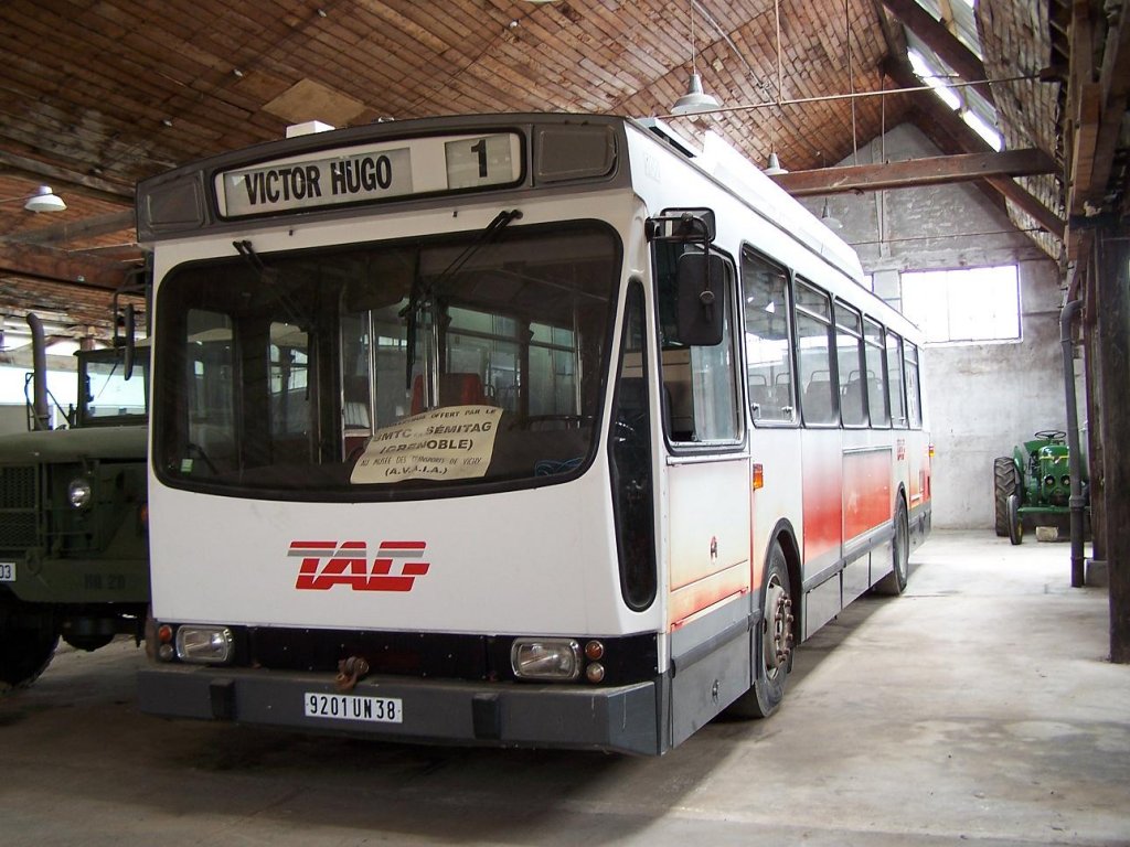 Ein ehemaliger O-Bus 702 aus Grenoble, ein Berliet ER 100, steht in einem lager bei Clermont-Ferrand.