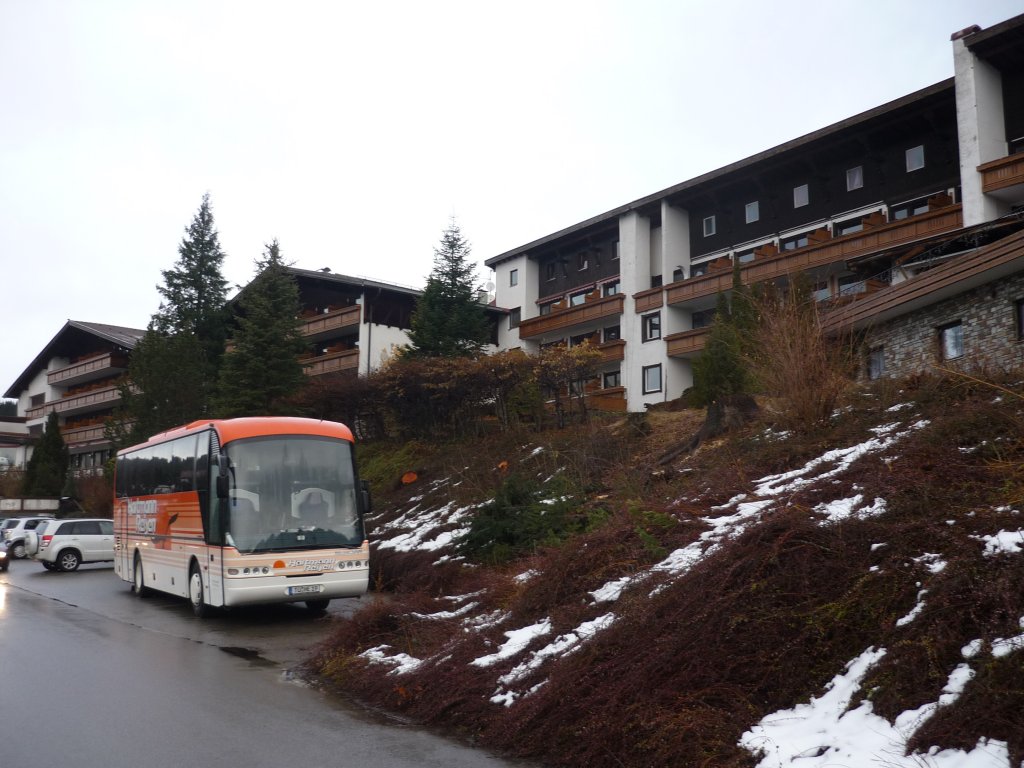 Ein Euroliner- Clubbus von Hartmann-Reisen steht in Jungholz/Tirol auf dem Parkplatz vor dem Hotel.