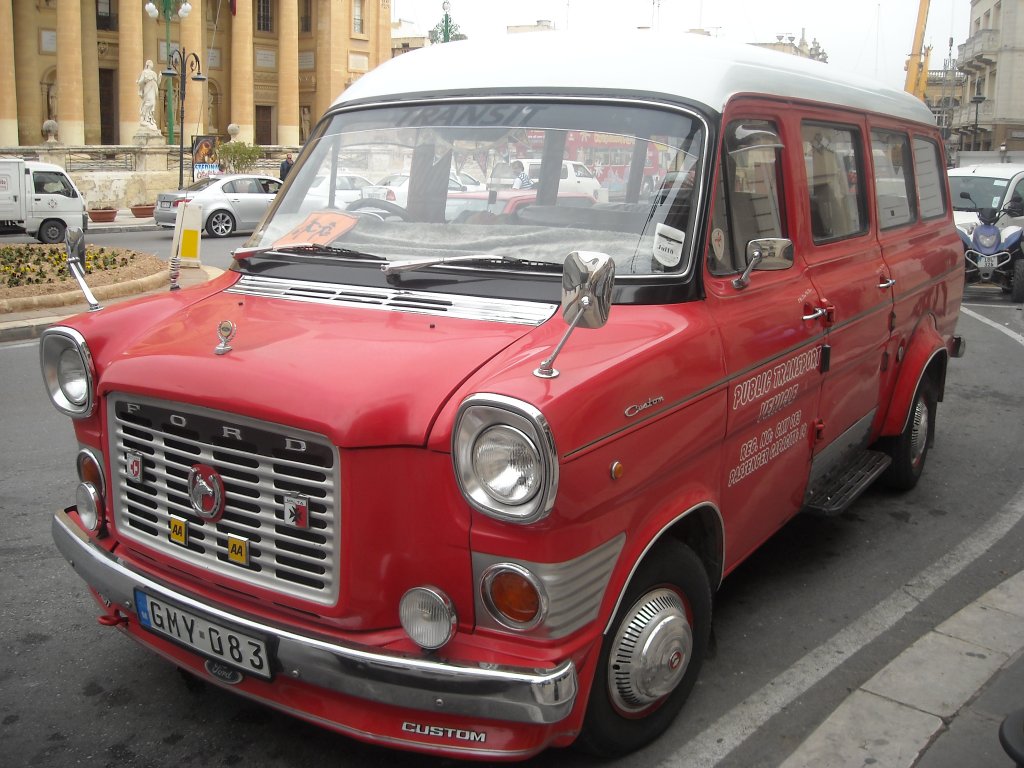 Ein Ford Transit Kleinbus in Mosta (Malta), 20.11.2009