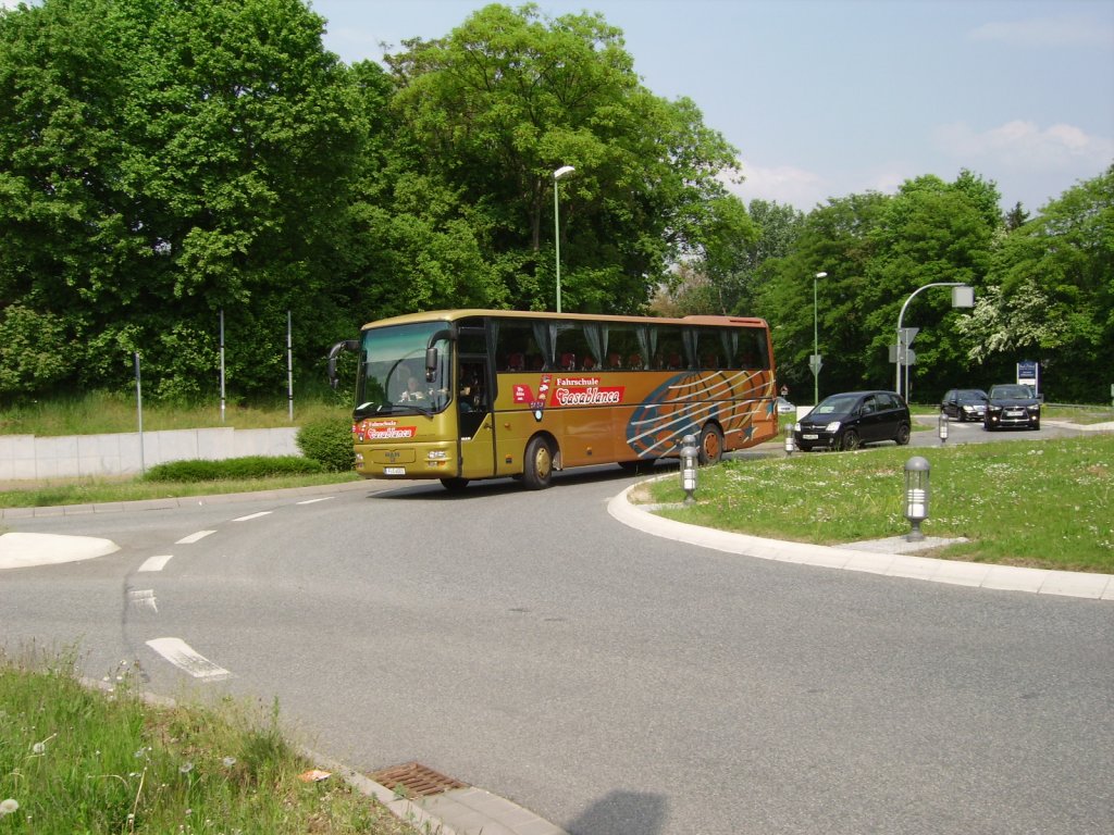 Ein goldener MAN Reisebus am 28.04.11 in Bad Vilbel 