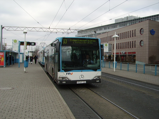 Ein Heidelberger RNV Citaro auf der Linie 33 am Heidelberger Hbf am 28.01.11