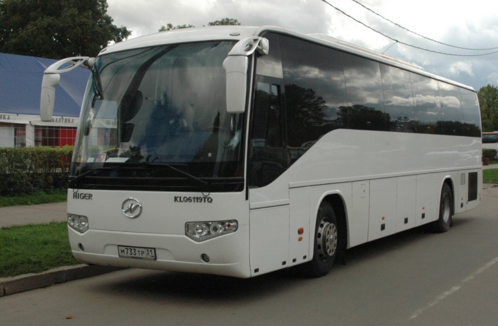 Ein HIGER BUS Typ KLQ6119TQ ist ein chinesisches Unternehmen. Das Unternehmen wurde 1998 in Suzhou gegrndet und lieferte seitdem Busse in ber dreiig Lnder, u.a. USA, Russland, Algerien, Quatar, Singapur, Malaysia, Macau Trinidad und Tobago aus. Fotografiert am 19.09.2010 in Puschkin unweit von St. Petersburg / Russland.