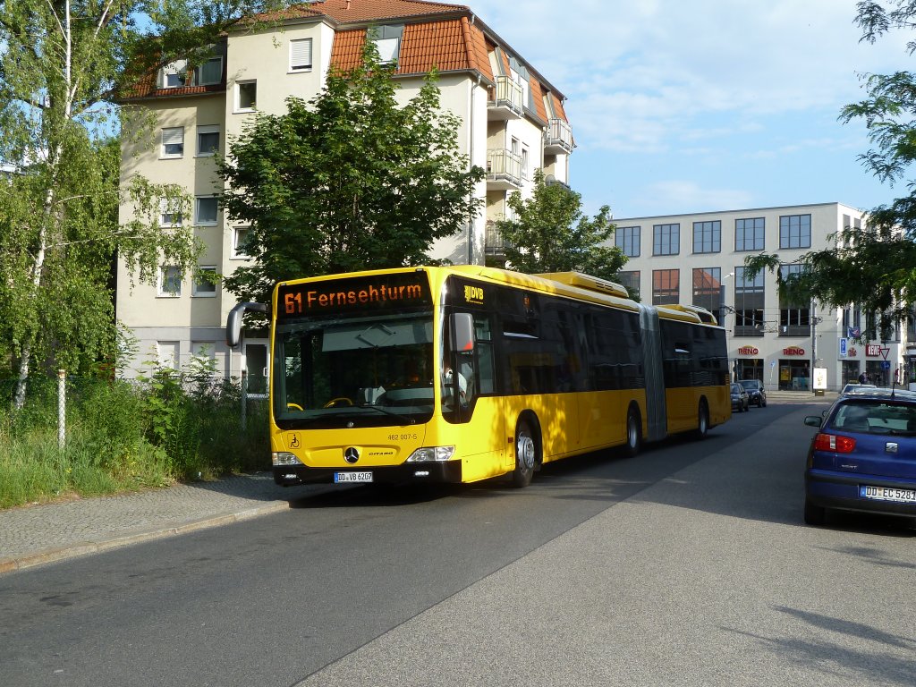 Ein Hybrid Bus von Mercedes stand am 02.06.2011 an der Endhaltestelle in Löbtau.