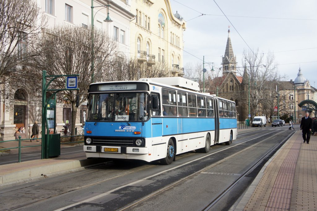 Ein Ikarus 280 in der Innenstadt von Szeged / Ungarn. Aufgenommen im Januar 2012.