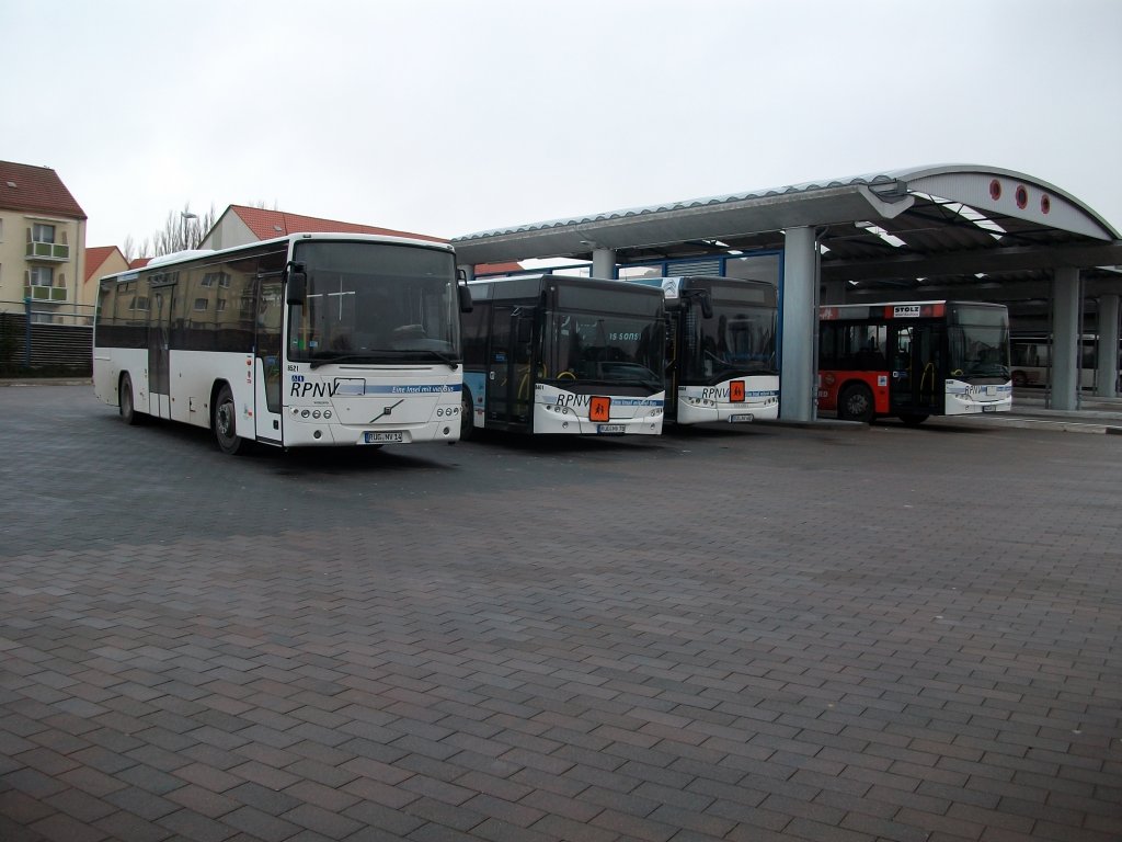 Ein kleiner Teil von Rgen`s Busflotte am 19.Januar 2011 bei der Frhstckspause am Busbahnhof in Bergen/Rgen.