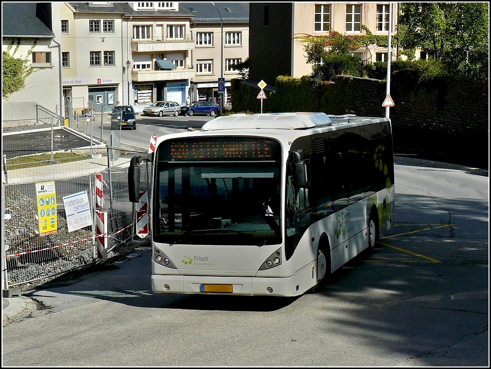 Ein kleiner Van Hool A 309 Bus der Firma Frisch (Sales Lentz Group) als City Shuttle in Wiltz unterwegs. 28.08.2010