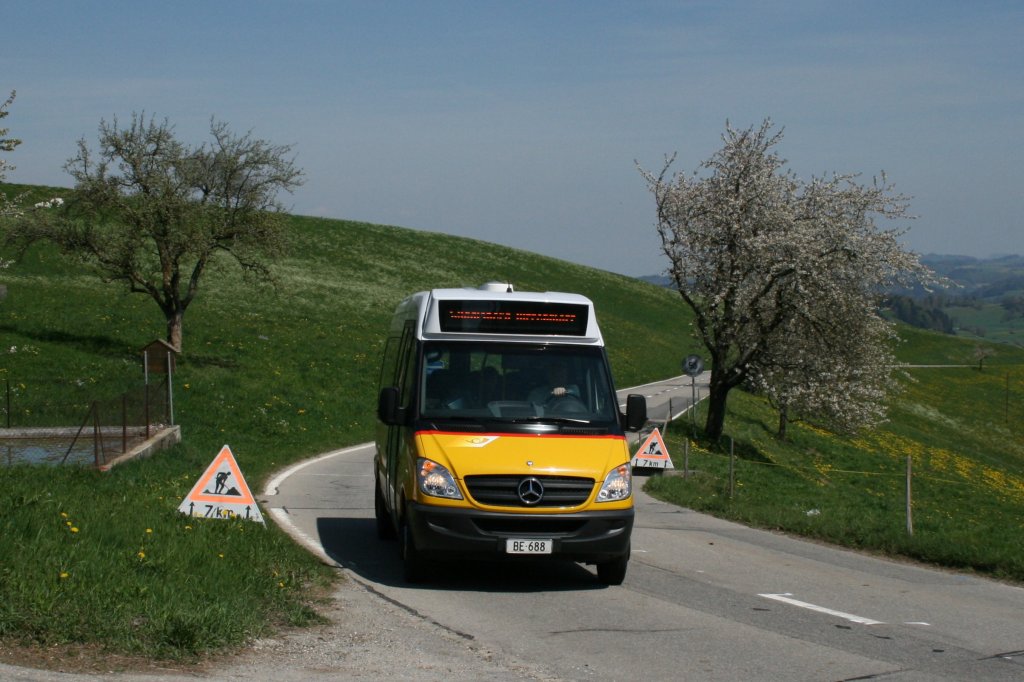 Ein Mal pro Tag fhrt PU Heiniger einen Rundkurs Schwarzenburg - Guggisberg - Riffenmatt - Schwarzenburg mit seinem Sprinter City 35 BE 688. Die Aufnahme entstand am 29.4.2010 in Riedsttt. 
