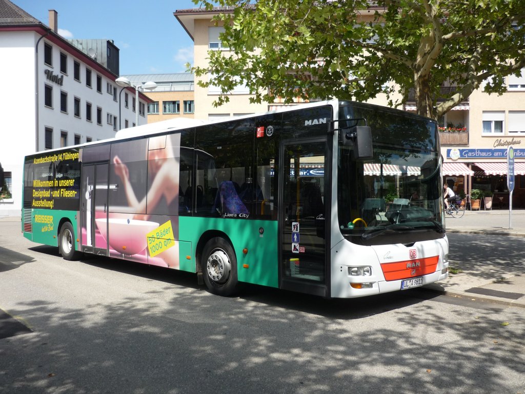 Ein MAN-Bus Der Fa. RAB aus Ulm,mit Reisser-Bad-Werbung, ist gerade auf dem ZOB in Reutlingen eingefahren. Am 19.07.2010.