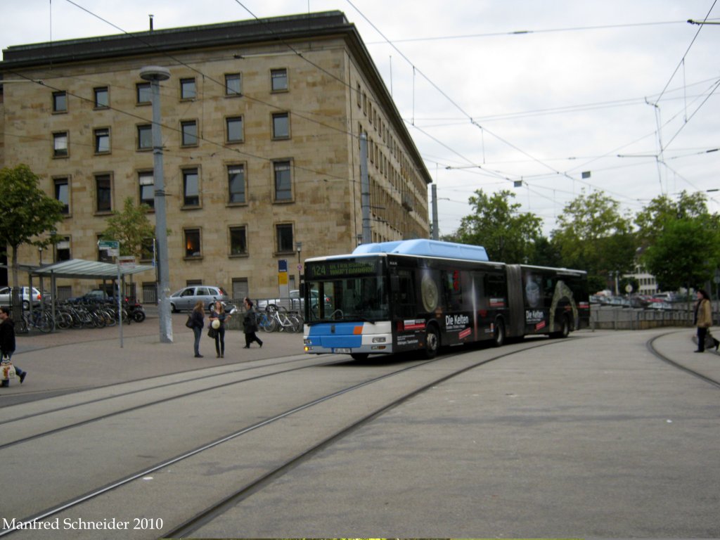 Ein MAN Gelenkbus von Saarbahn und Bus fhrt die Haltestelle Hauptbahnhof an. Das Bild habe ich am 27.09.2010 gemacht.