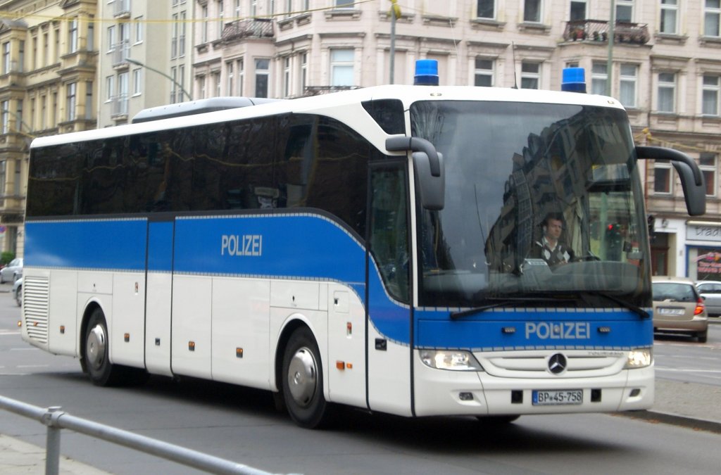 Ein Mannschaftsbus der Berliner Polizei am U-Bahnhof Turmstrae.