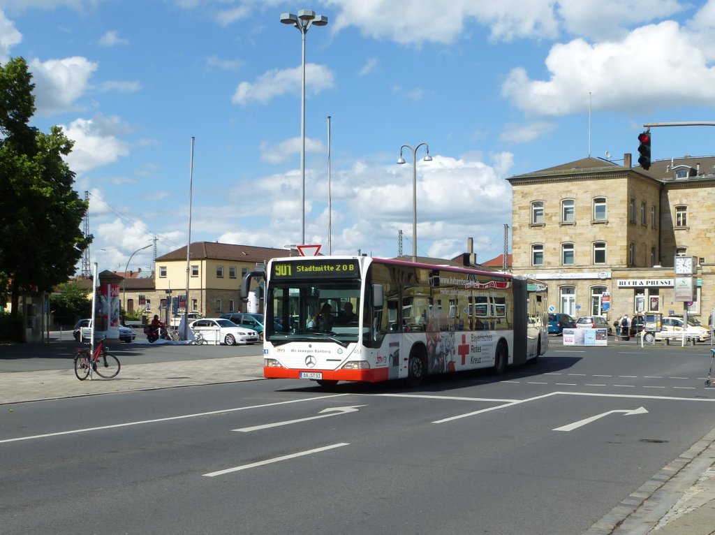 Ein Mercedes-Benz Bus der Linie 901 zur Stdtmitte (ZOB) fhrt hier am 23.Mai 2013 nahe dem Hauptbahnhof von Bamberg.