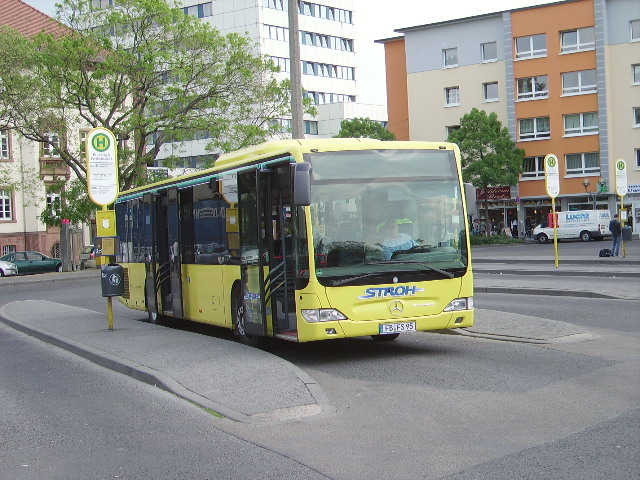 Ein Mercedes Benz Citaro  von Stroh Bus in Hanau am 26.04.11
