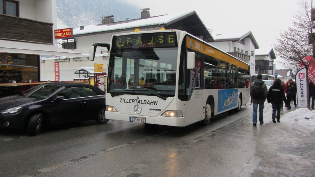 Ein Mercedes-Benz Citaro der Zillertalbahn macht am 28.1.2012 whrend des Skibusbetriebes in Mayrhofen Pause.