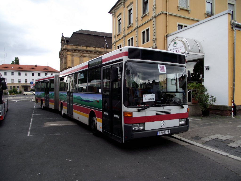 Ein Mercedes Benz O 405 in Neustadt an der Weinstraße am 29.07.11