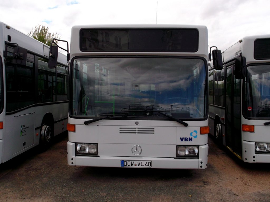 Ein Mercedes-Benz O 405 GN2 von Eistal-Bus GmbH, abgestellt auf einem Parkplatz in Hettenleidelheim am 03.10.2012. Werktags wird das Fahrzeug im Schlerverkehr eingesetzt.

Besonderheit: Elektrische Innenschwenktren