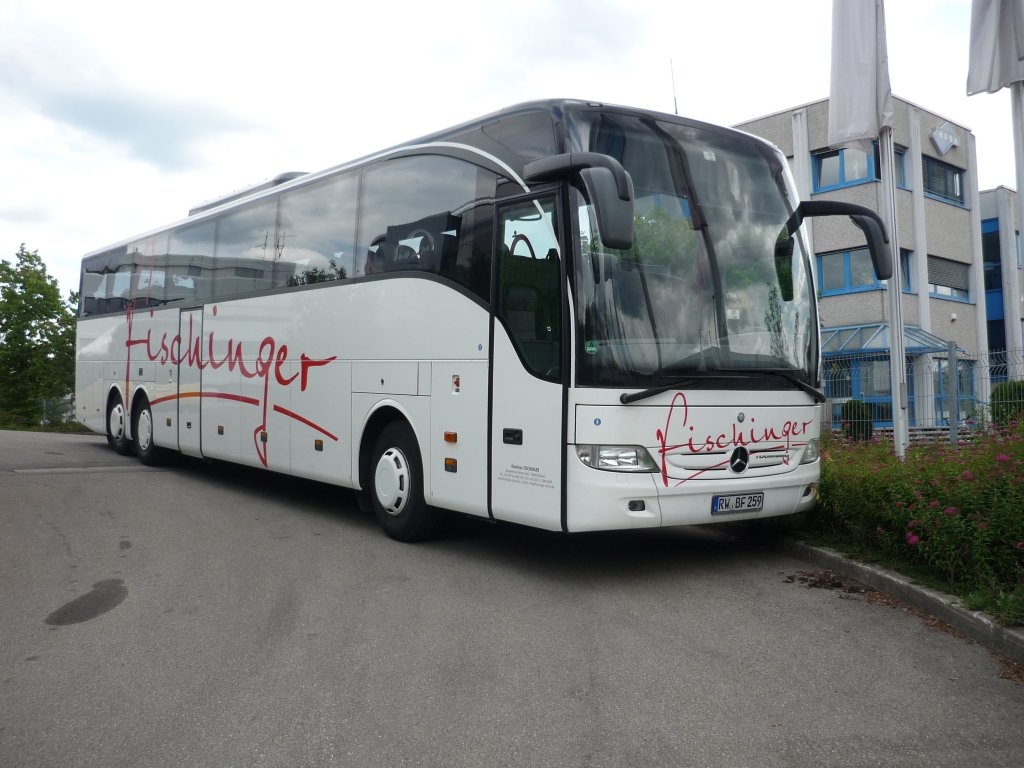 Ein Mercedes-Benz Tourismo 3achser der Fa. Fischinger-Reisen aus Rottweil, in Herrenberg-Gltstein.