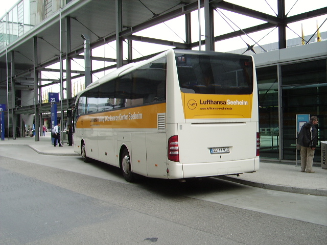 Ein Mercedes Benz Tourismo der Lufthansa am 16.04.11 in Frankfurt am Main Flughafen 