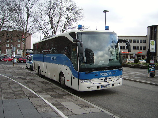 Ein Mercedes Benz Tourismo Polizei Bus in Heidelberg Hbf am 05.02.11