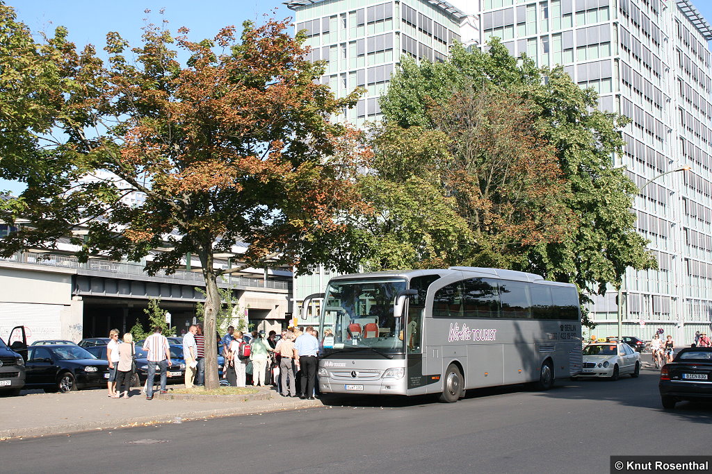 Ein Mercedes Benz Travego von Wrlitz Tourist ldt gerade seine Fahrgste am Berliner Ostbahnhof ab.