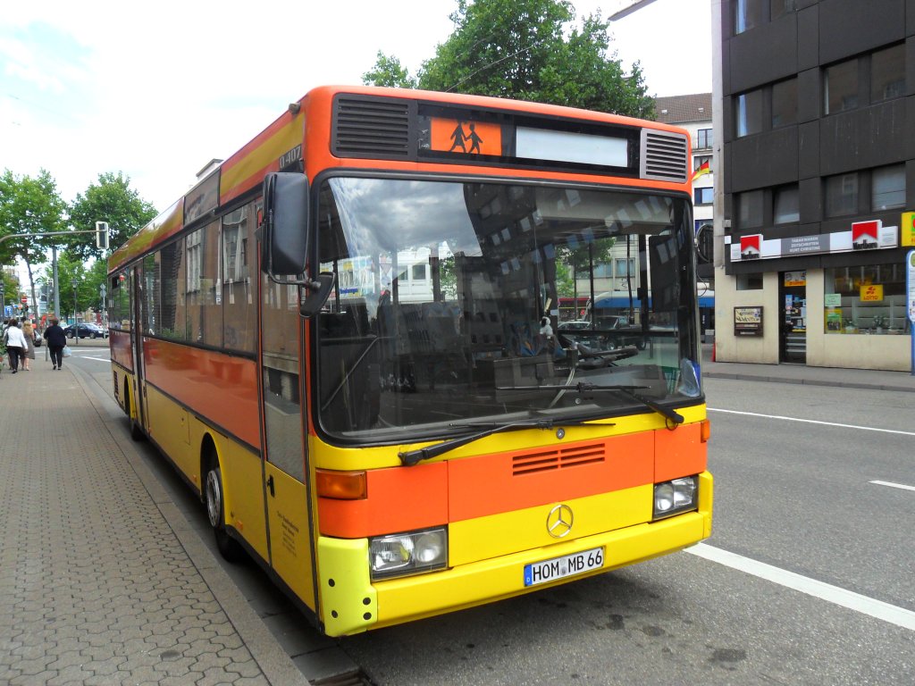 Ein Mercedes Benz  407 in der Triererstrae in Saarbrcken.Das Foto habe ich am 07.07.2011 in Saarbrcken gemacht.