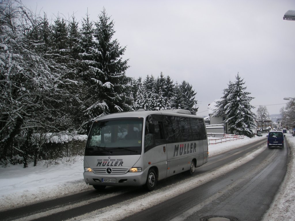 Ein Mercedes Bus der Firma Mller-Reisen aus Homburg im Saarland fhrt durch die St. Ingberter Strae von Saarbrcken Ensheim. Die Aufnahme des Fotos war am 01.02.2010.