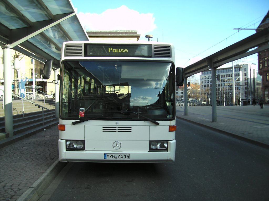 Ein Mercedes Bus der Firma Ruwertal Reisen am Saarbrcker-Hauptbahnhof. Die Aufnahme des Fotos war am 05.03.2010.