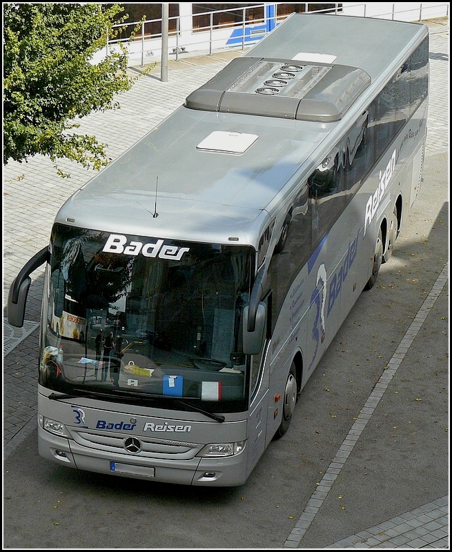 Ein Mercedes Tourisimo mal aus einer anderen Perspektive, aufgenommen an den Schiffsanlegestellen in Passau am 16.09.2010 von einer hhergelegenen Terasse.