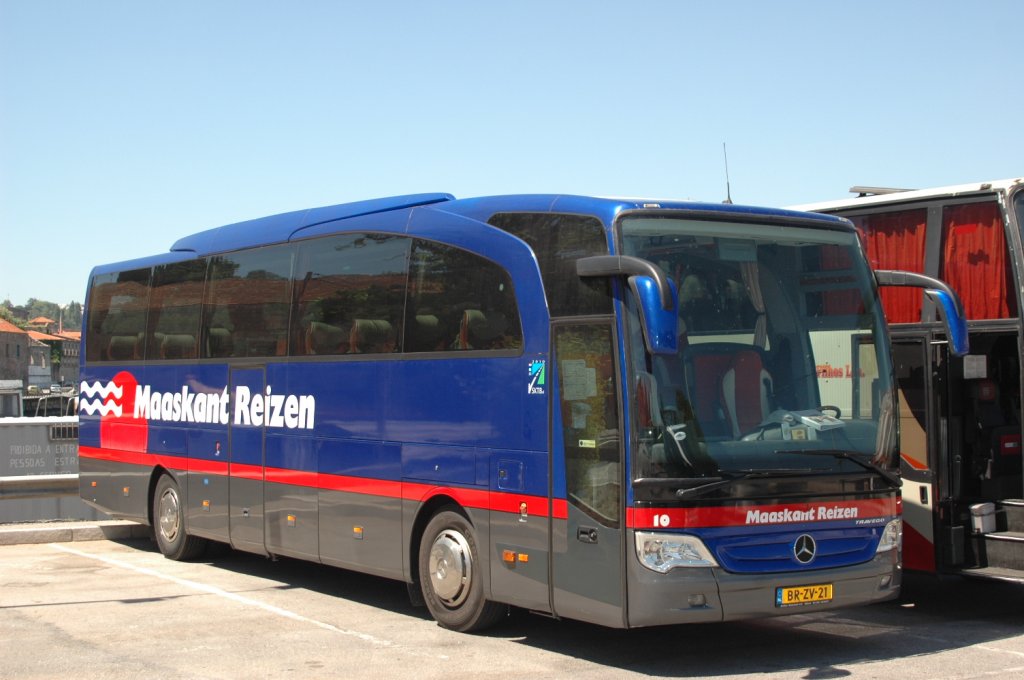 Ein Mercedes Travego Reisebus in Vila Nova De Gaia (Porto) Portugal gesehen am 20.05.2010. 