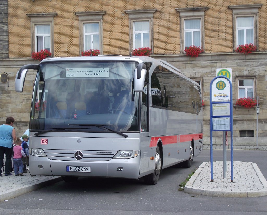 Ein Mercedes Travego steht am 6. August 2011 als DB-Expressbus Bad Staffelstein-Lichtenfels-Coburg-Erfurt am Lichtenfelser Busbahnhof.