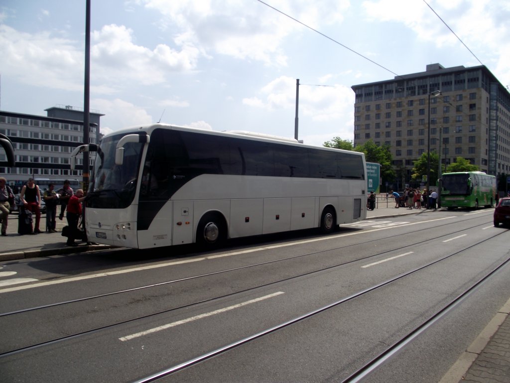 Ein mir unbekannter Reisebus am 08.06.13 in Frankfurt am Main Hbf 