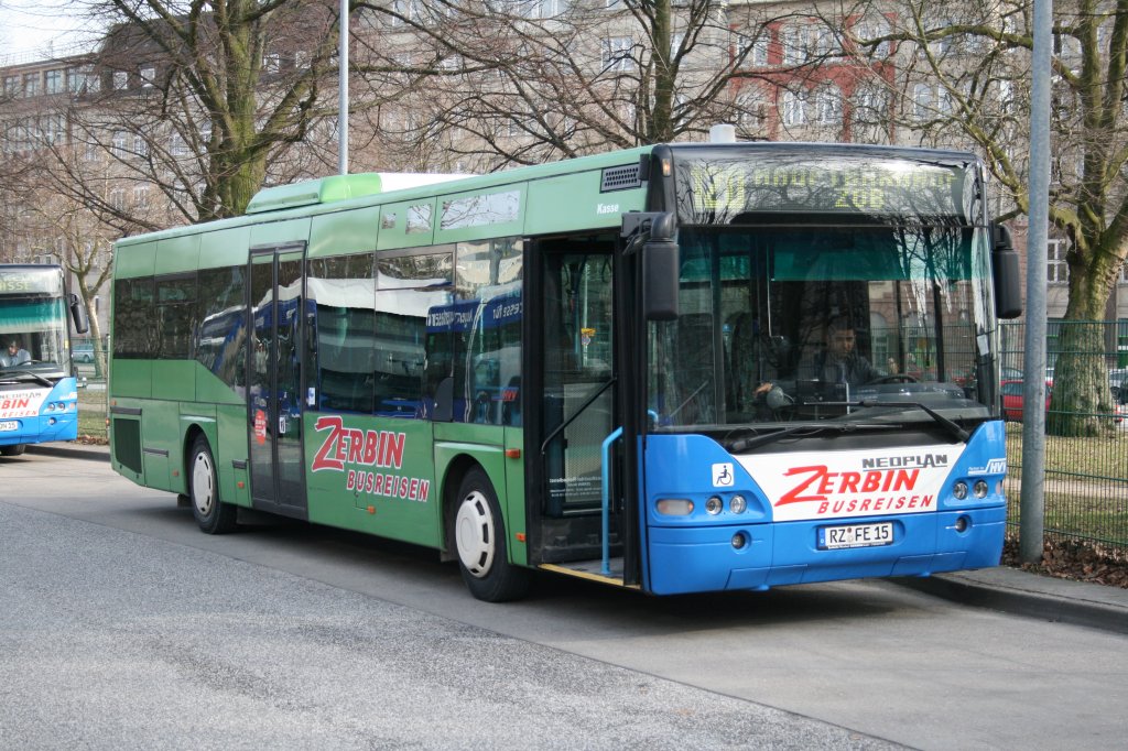 Ein Neoplan Centroliner von Zerbin Busreisen am 18.Mrz 2010 auf der Linie 120 am ZOB