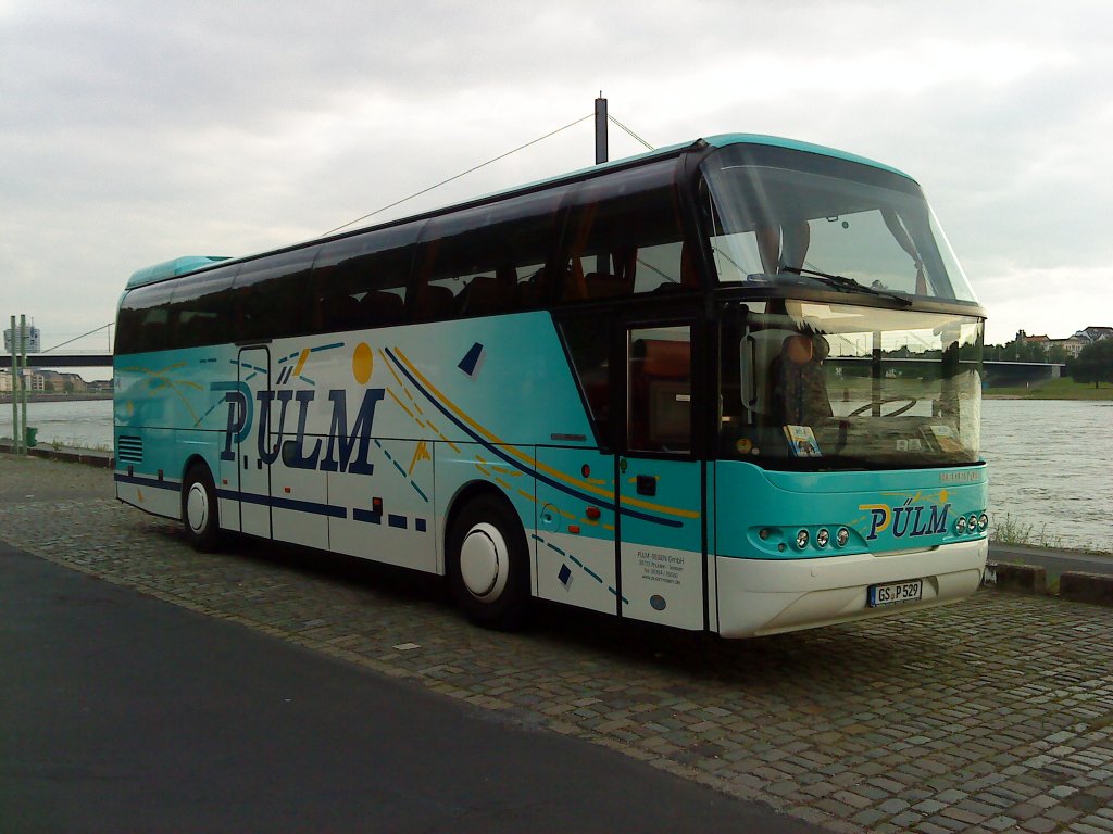 Ein Neoplan Cityliner Reisebus, gesehen unterhalb der Rheinterassen am Rhein in Dsseldorf. Gesehen am 21.06.2010.
