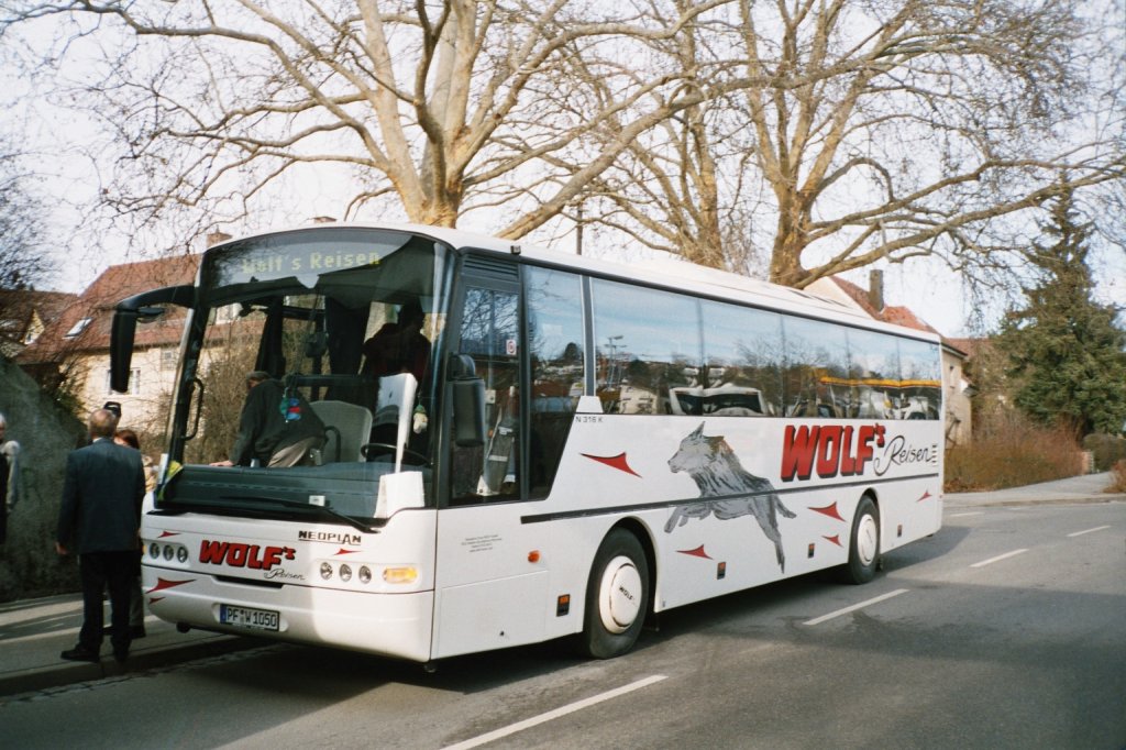 Ein Neoplan-Euroliner K. der Fa. Wolfs-Reisen aus Niefern-schelbronn in Heimsheim auf dem Parkplatz der Schule.