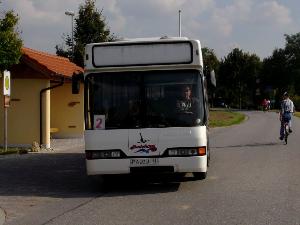 Ein Neoplan Midibus aus der N40-Serie. Aufgenommen am 4.10.2011 am nrdlichen Ende von Bad Fssing, wo er als Shuttlebus auf der Linie 2 zwischen den Thermalbdern und den Wohngebieten eingesetzt wird.