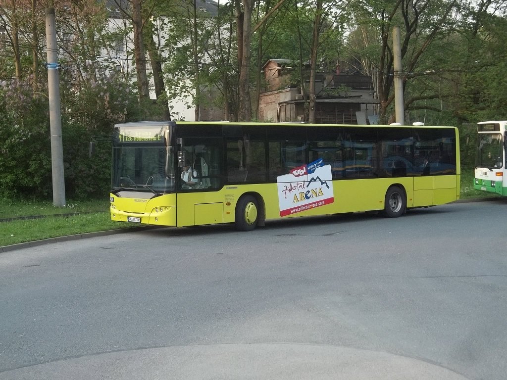 Ein Neoplan vom Reisedienst Kaiser wartet am 29.04.2011 in Chemnitz-Schönau auf seinen Einsatz auf der Eilbuslinie 152 Chemnitz-Zwickau