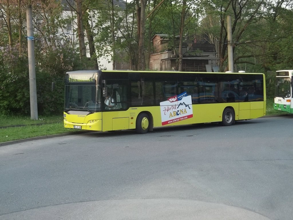 Ein Neoplan vom Reisedienst Kaiser wartet am 29.04.2011 in Chemnitz-Schnau auf seinen Einsatz auf der Eilbuslinie 152 Chemnitz-Zwickau