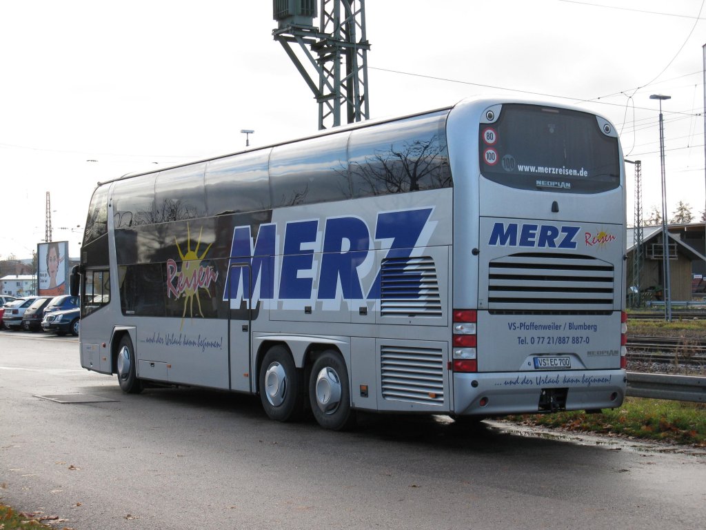 Ein Neoplan Skyliner von der Firma Merz beim Donaueschinger Bahnhof aufgenommen am 03.11.09.