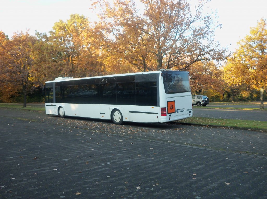 Ein Neoplanbus in Hannover (Parktplatz Stadtfriedhof Lahe), am 31.10.2010.