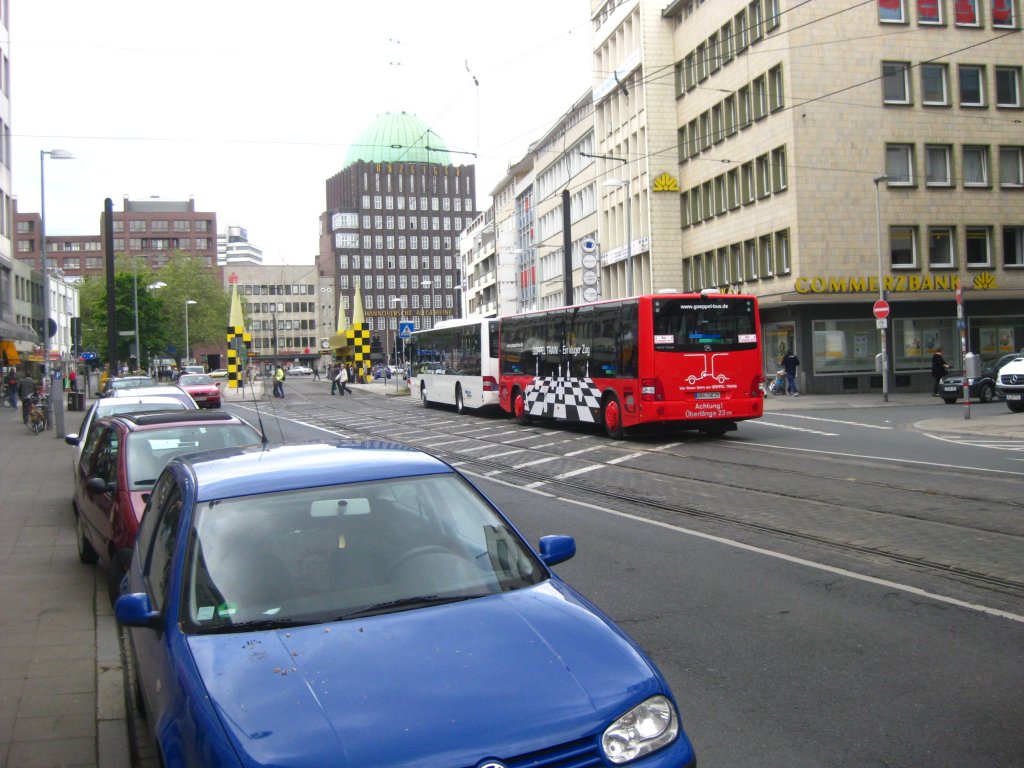 Ein neuer Anblick in Hannover: Die RegioBus Hannover testet derzeit einen Gppel Maxi-Train, hier auf der Kurt-Schumacher-Strae in Hannover zu sehen. Das Gespann ist in anderen Stdten, bspw. Osnabrck, bereits im Liniendienst zu sehen (als  Bus Plus ).