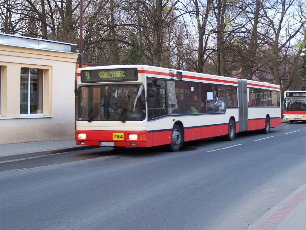 Ein NG 272 Gelenkbus auf der Linie 9 in Cieplice am 22/04/10. Gelenkbusse fahren nur in den Schllerzeiten....