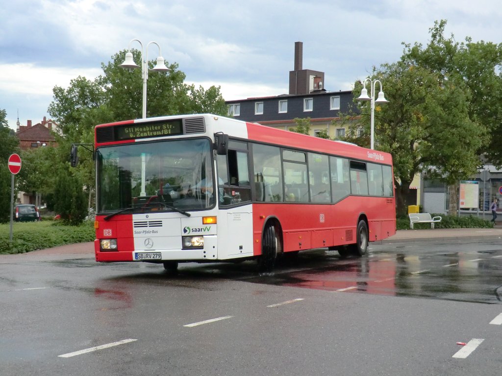 Ein O 405 der RSW bedient am 26.8.10 die Linie 511 in Homburg am Hbf.