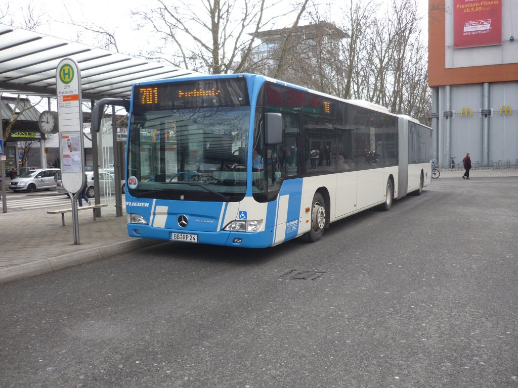 Ein Pflieger-Gelenkbus, am Busbahnhof Sindelfingen, vor der Abfahrt ins Eichholz Linie 701.
