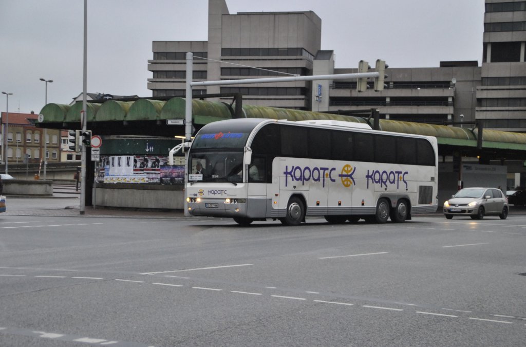 Ein Reisebus, erreicht den ZOB in Hannover am 23.01.2011.
