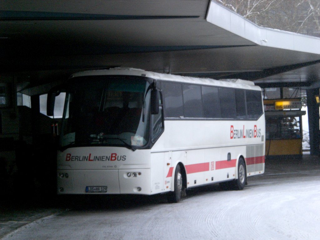 Ein Reisebus der Firma Berlin Linien Bus am ZOB Berlin.