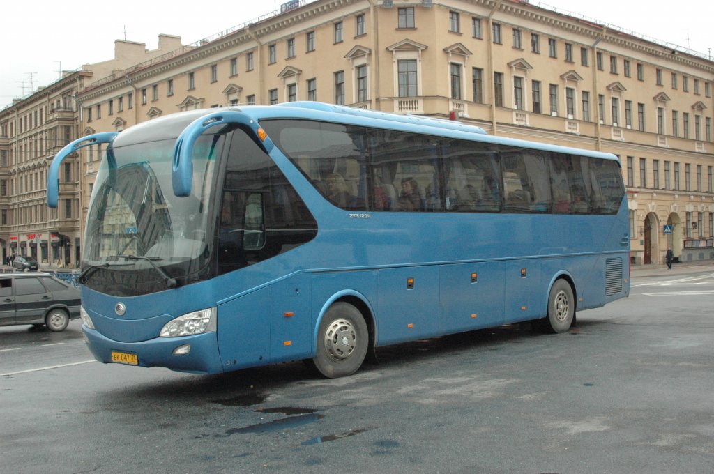 Ein Reisebuss Yutong ZK6129H. Ein Cinesiches Unternehmen in Chzhenchzhou Provinz Henan. Im Jahr 2008 produziert und verkauft das Werk 25.556 Busse. Derzeit ist Yutong der grte und modernste Produzent von Bussen in Asien. Aufgenommen am 18.09.2010 in St. Petersburg / Russland.
